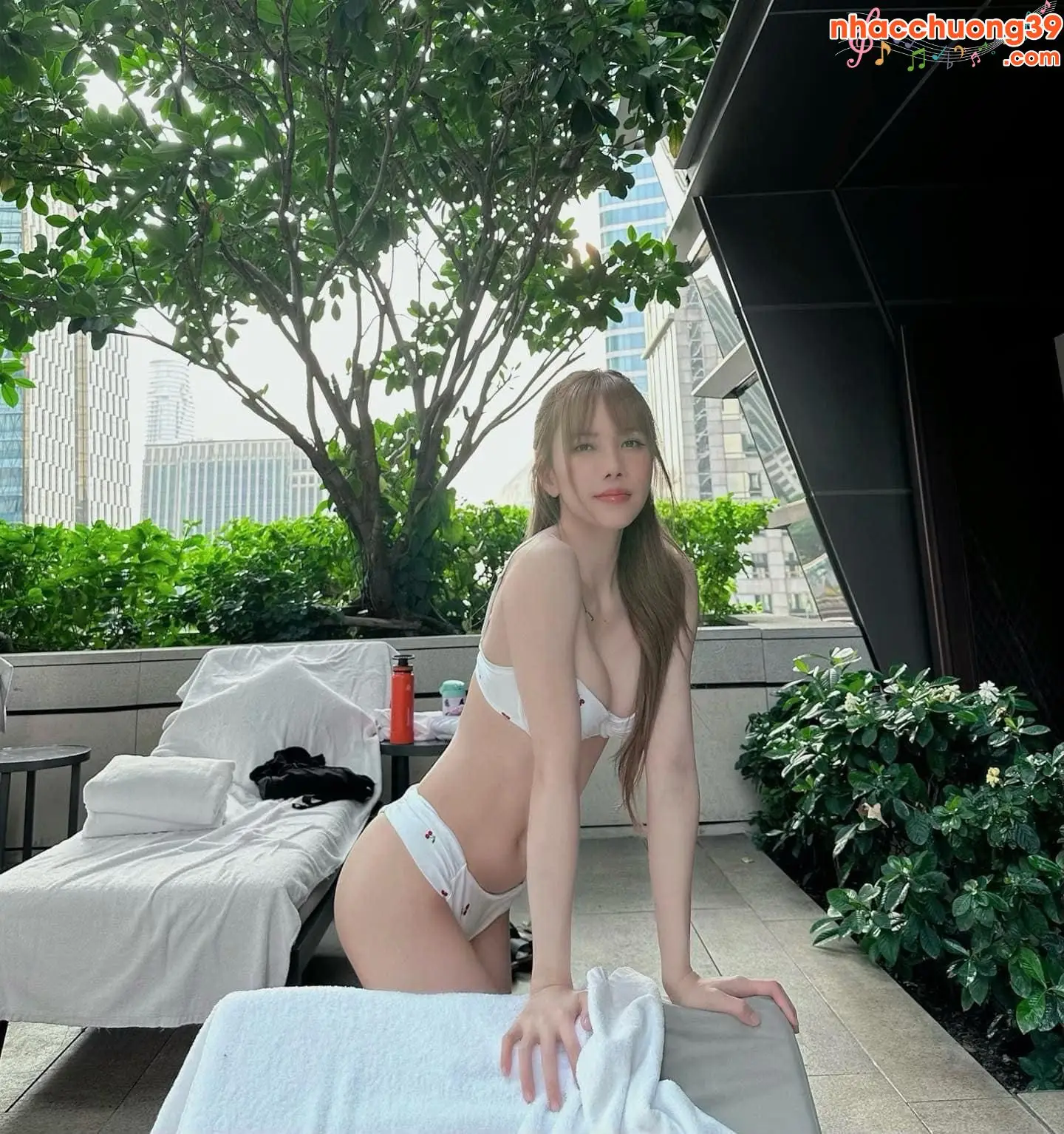 Thieu Bao Tram bikini